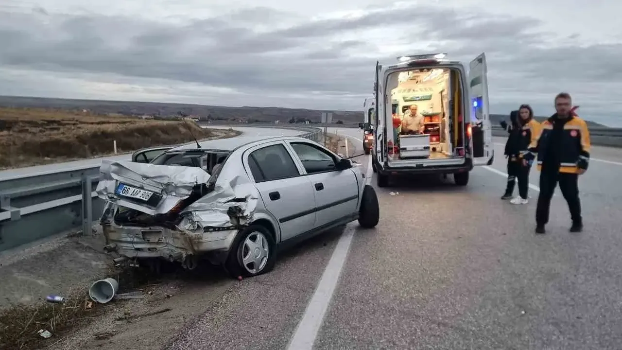 Otomobil bariyerlere çarptı: 5 yaralı