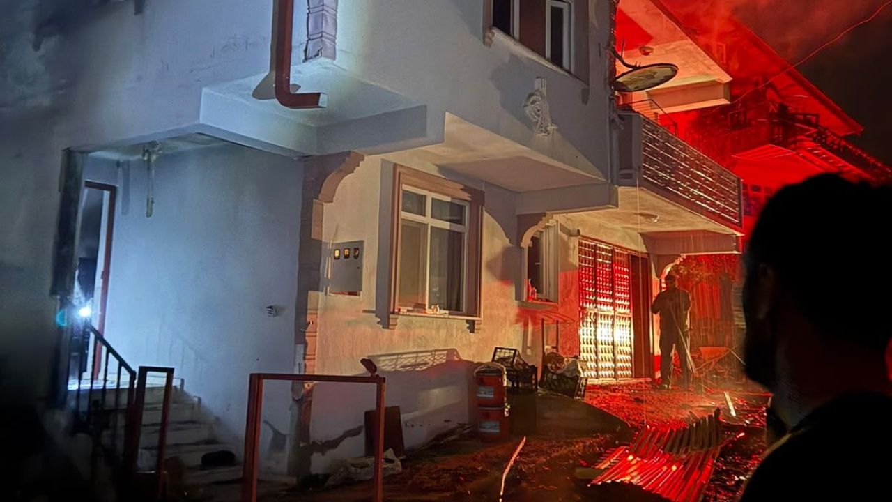 Korkutan yangın: Bitişik iki ev alevlere teslim oldu!