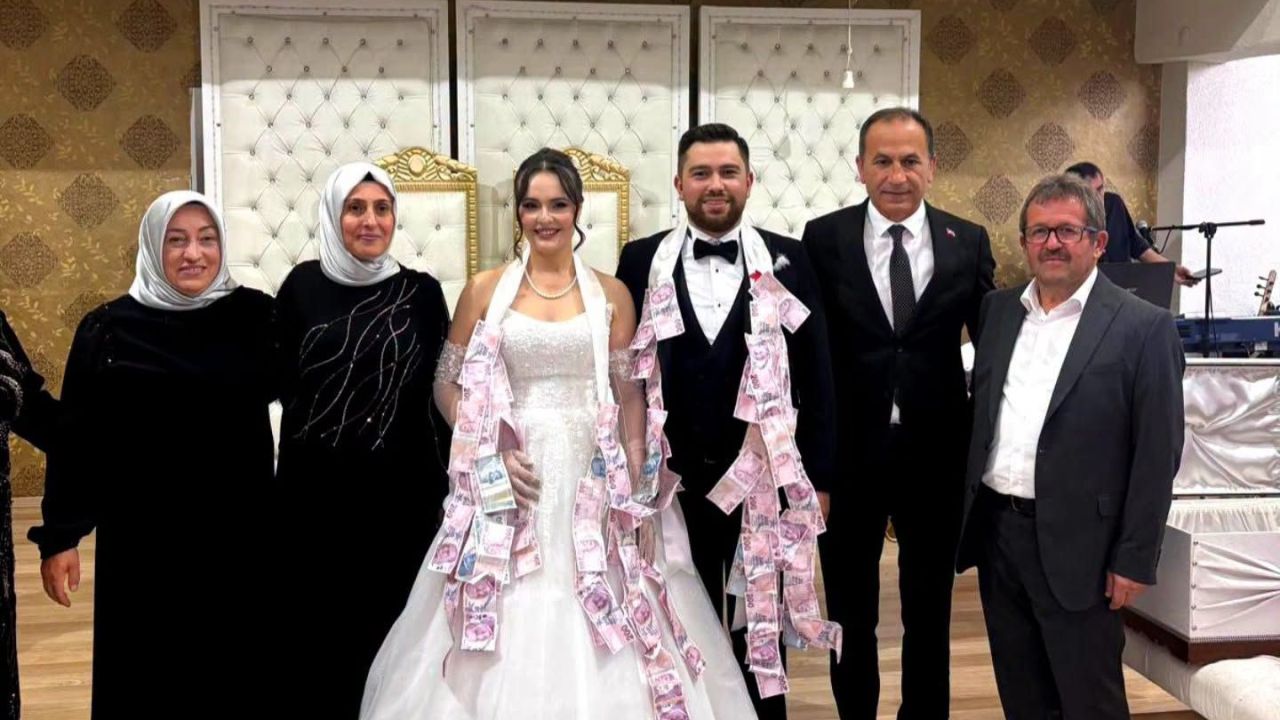 İlçede köklü ailenin mutlu gününde nikâhı başkan kıydı!