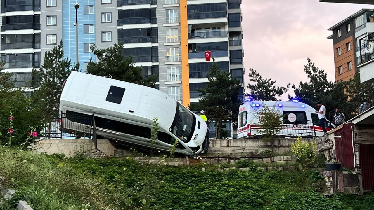 Kontrolden çıkan minibüs istinat duvarına çarptı!