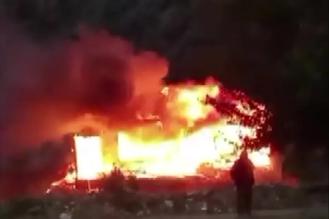 Ahşap ev alev alev yandı