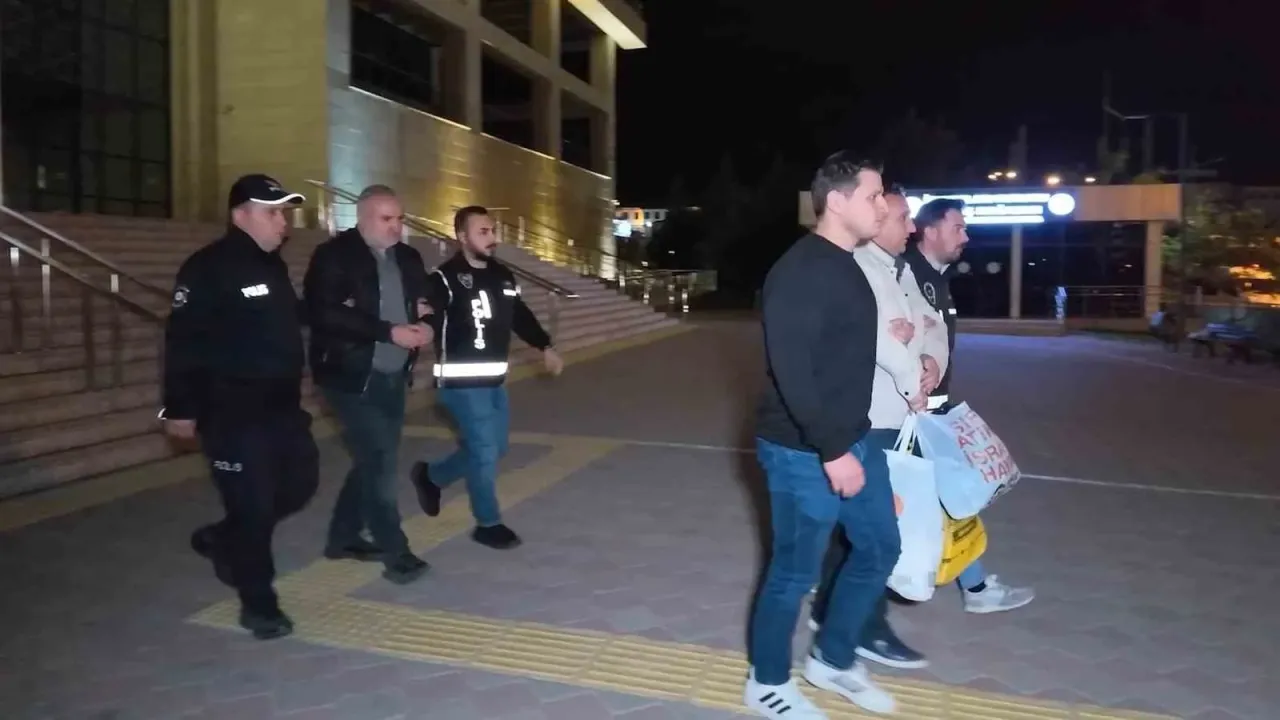 Rüşvet soruşturmasında 3 belediye personeli tutuklandı
