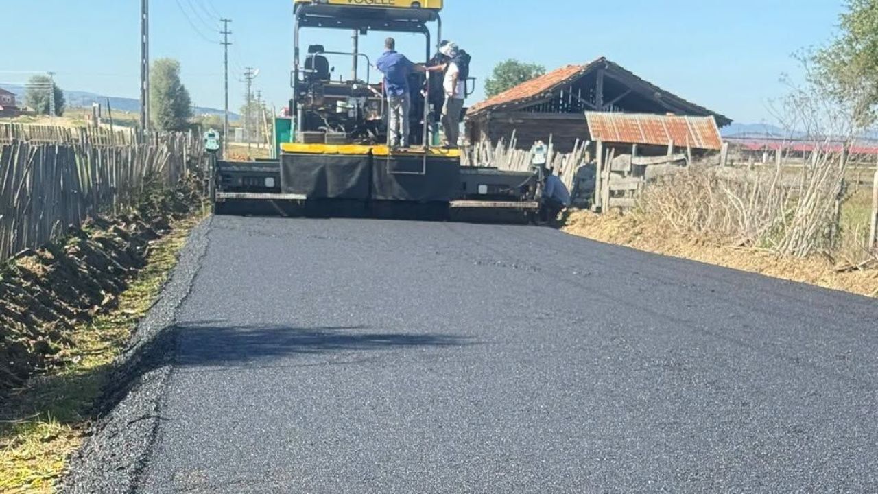 Sazyaka Mezbaha yolunda sıcak asfalt mesaisi…