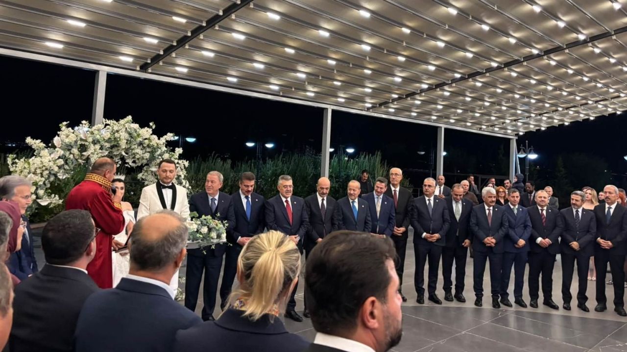 Görkemli düğünde dikkat çeken konuklar: Milletvekilleri de oradaydı!