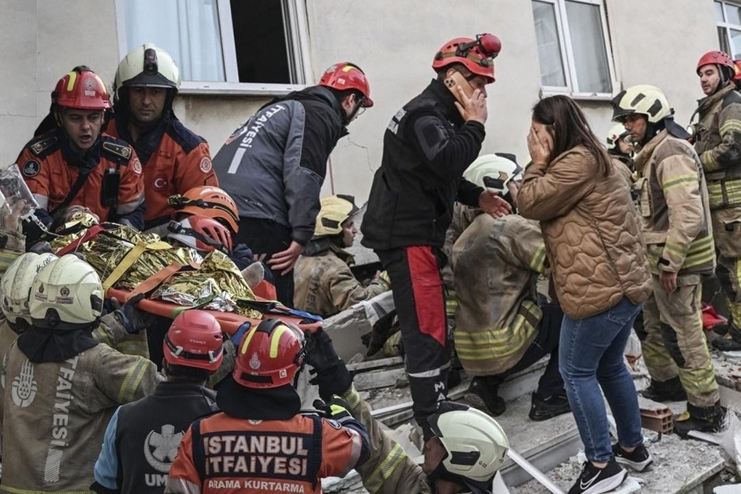 Çöken binada bilanço ağırlaşıyor: 2 kişi hayatını kaybetti!