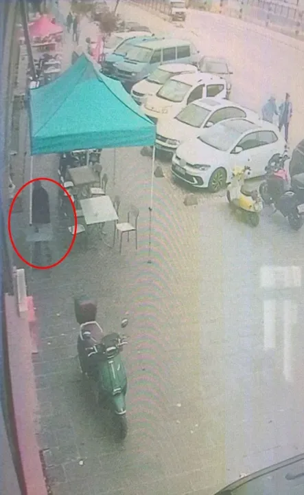 Para alamayınca dükkan önündeki masayı devirdi