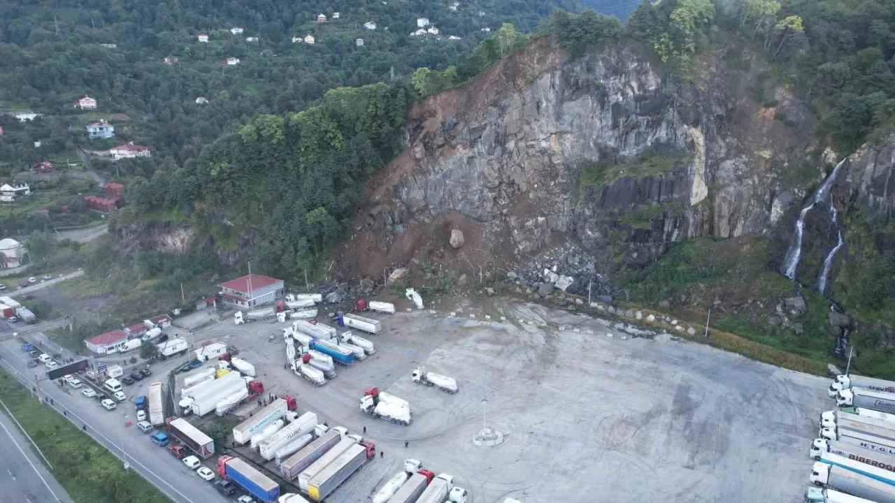 Heyelanın yaşandığı tır parkı havadan görüntülendi