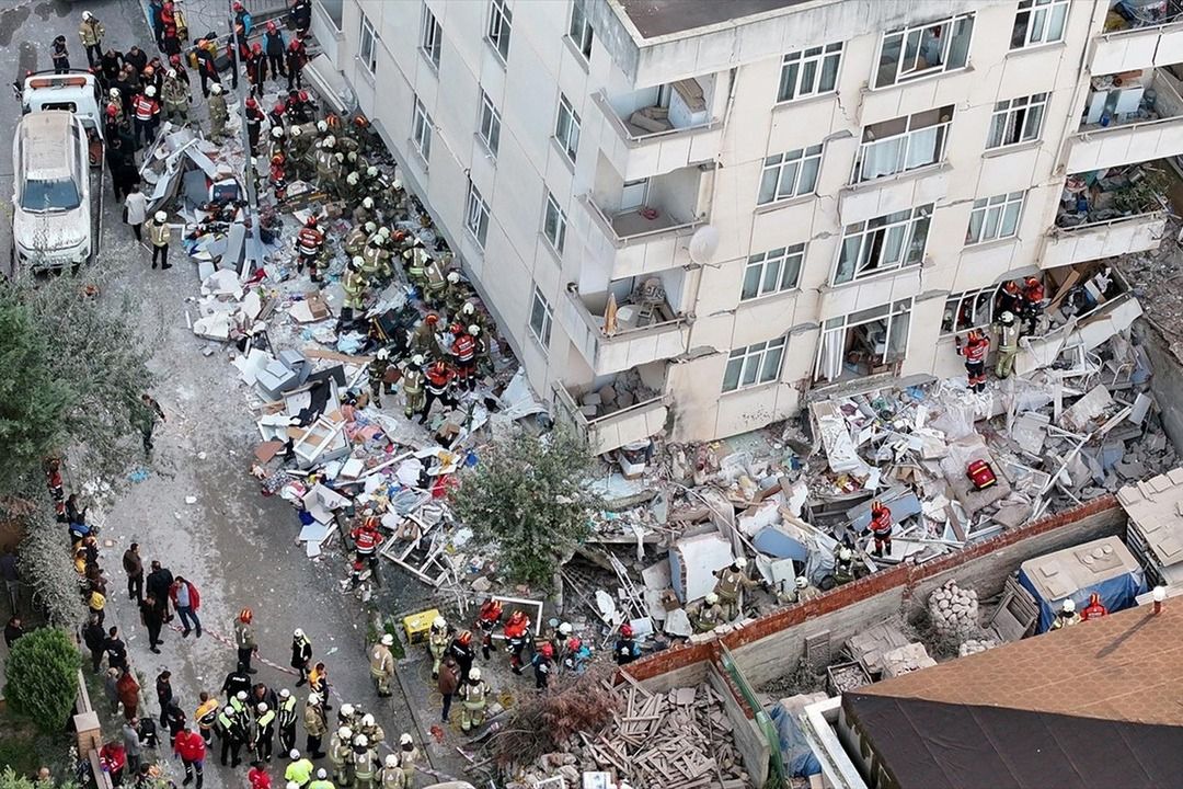 7 katlı binanın 3 katı çöktü: Enkaz altında mahsur kalanlar var!