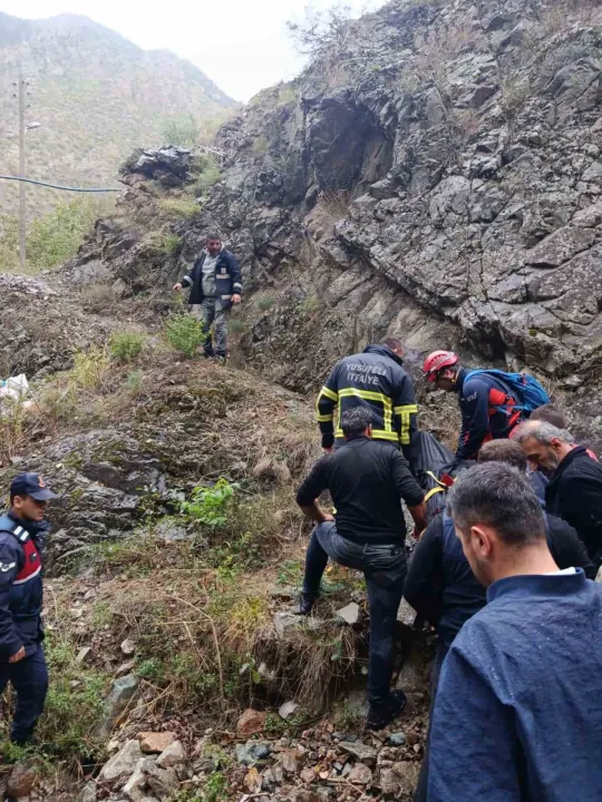 400 metrelik uçuruma yuvarlandı: 1 ölü