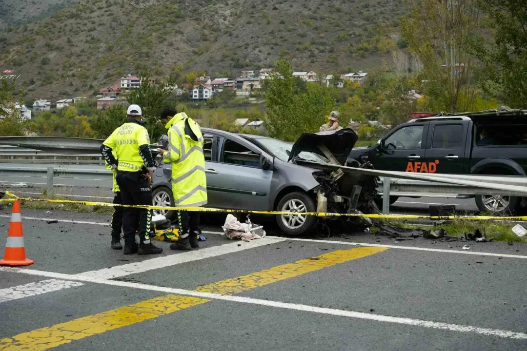 Otomobil bariyerlere saplandı: 1 ölü, 1’i ağır 4 yaralı