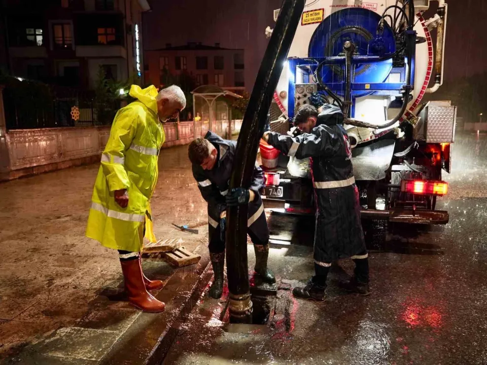 Düzce Belediyesi turuncu kodlu uyarı sonrası 140 personelle sahada