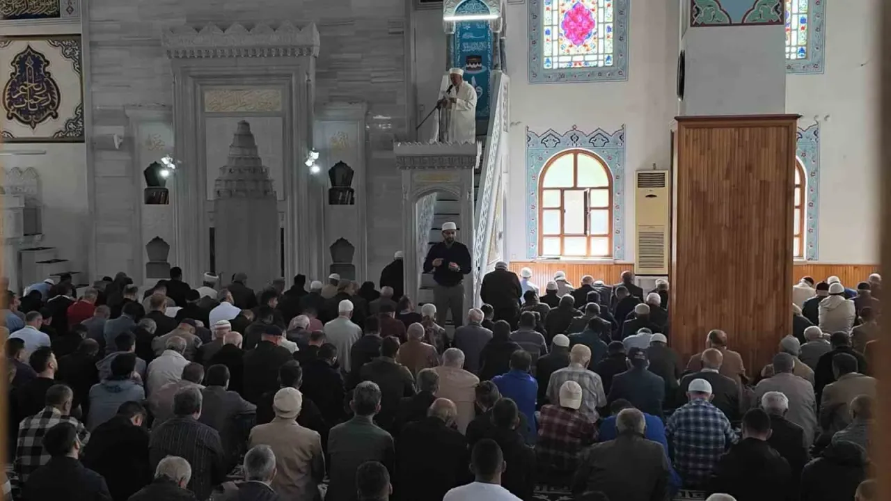 Bu camide cuma hutbeleri işaret diliyle anlatılıyor!