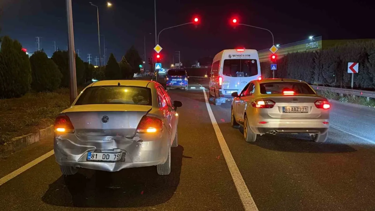 Işıklarda iki araç çarpıştı: 2 yaralı