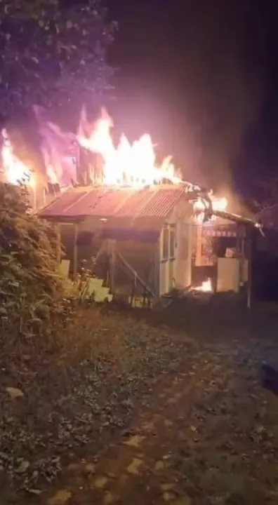 Gece çıkan yangında ev kullanılamaz hale geldi