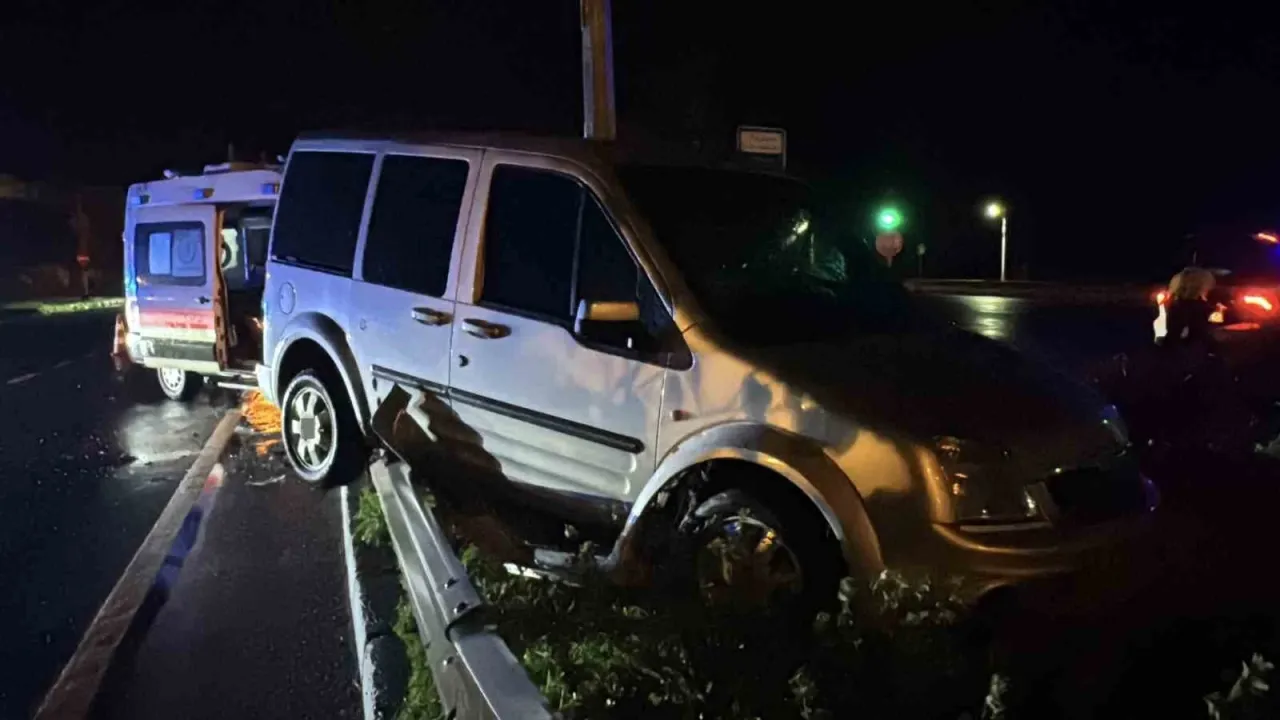 Ambulans ile hafif ticari araç çarpıştı