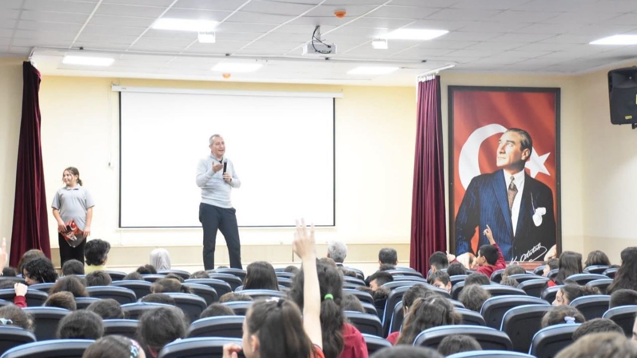 'Dijital Baba' Kastamonu'da öğrencilerle bir araya geldi!