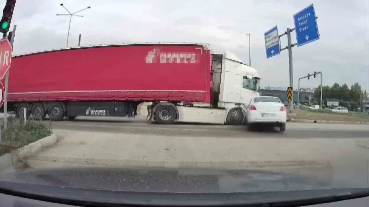 Kırmızı ışıkta kavşağa dalan tır otomobile çarptı: 2 yaralı