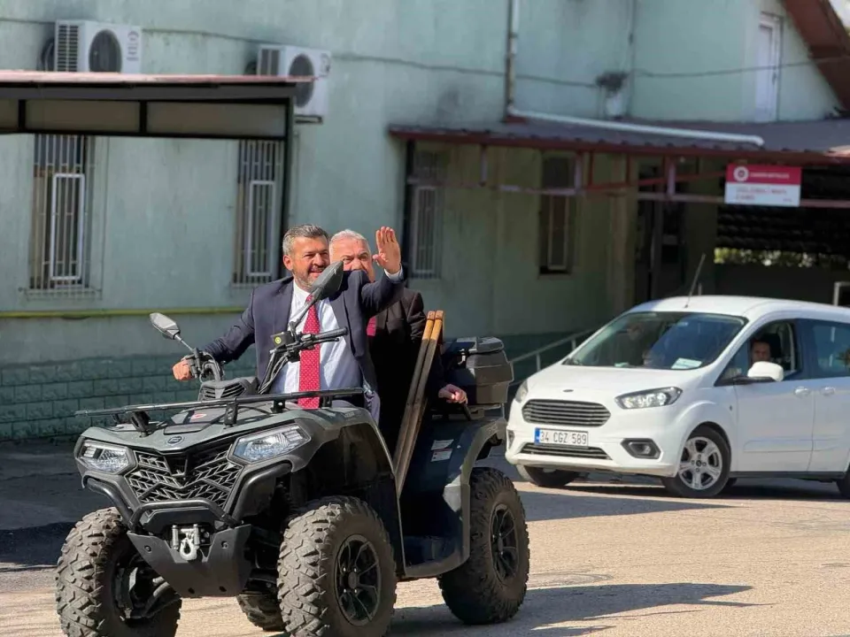 Başkan Çetinkaya makam aracını bıraktı, mahalleyi ATV ile gezdi