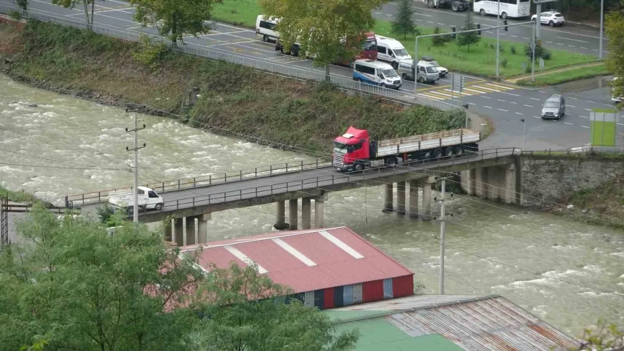 40 yıllık köprüde korkutan görüntü