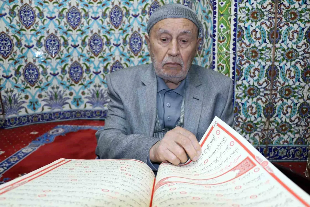 87 yaşında kendi çabasıyla hafız oldu