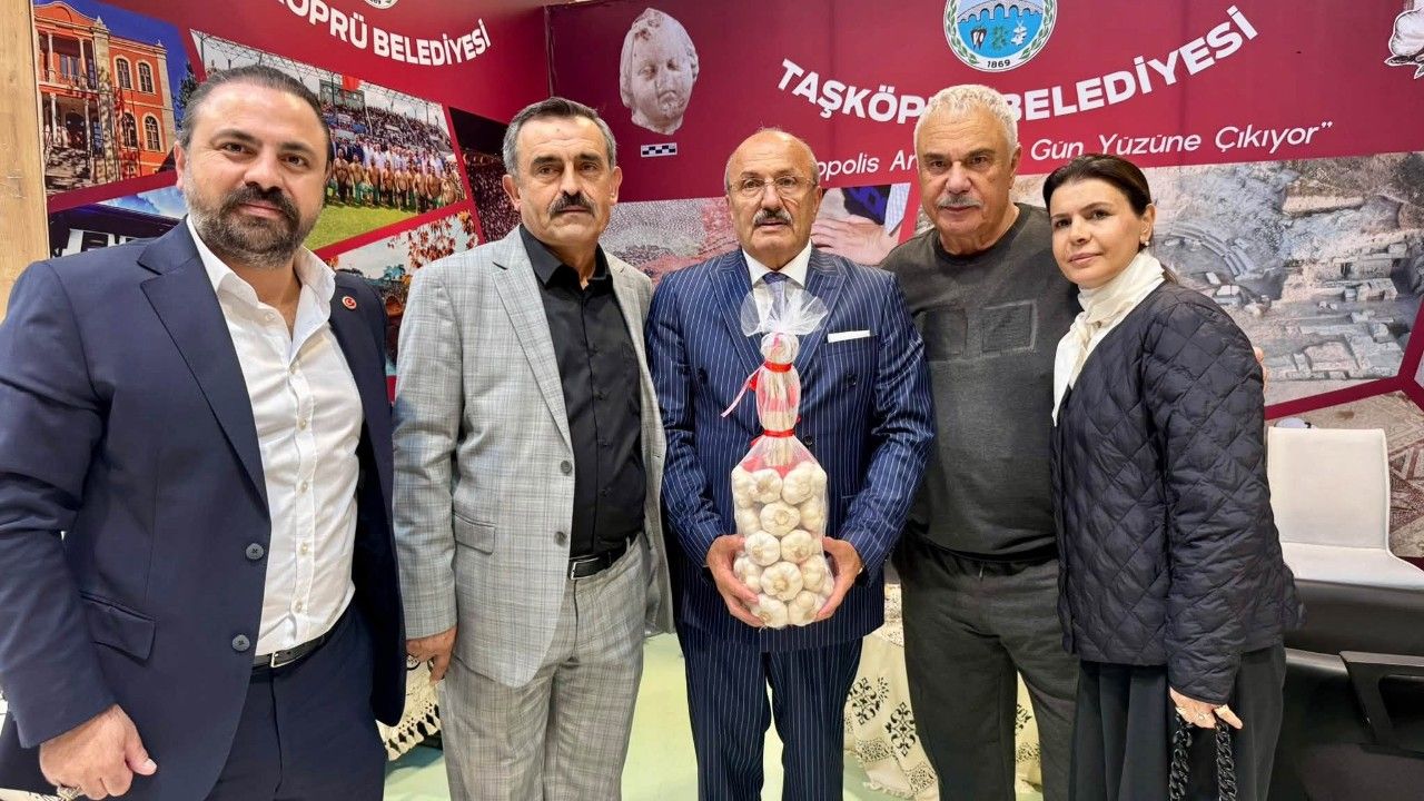 Ünlü sanatçıya Taşköprü sarımsağı hediye edildi