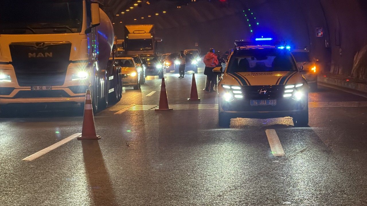 Bolu Dağı Tüneli’nde kaza: Tır sürücüsü çarptı kaçtı