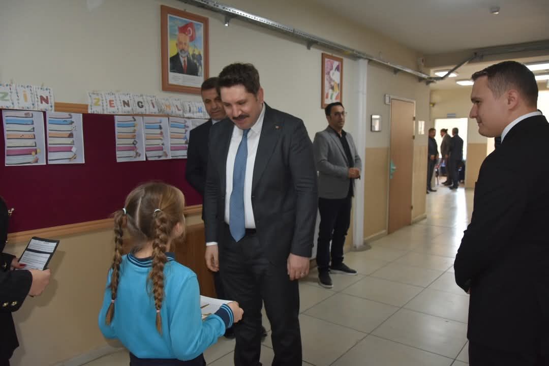 Merhum okul müdürüne vefa! Adı kütüphaneye verildi