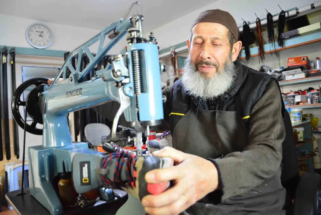 73 yaşındaki usta, yarım asırdır ayakkabı tamirciliği yapıyor