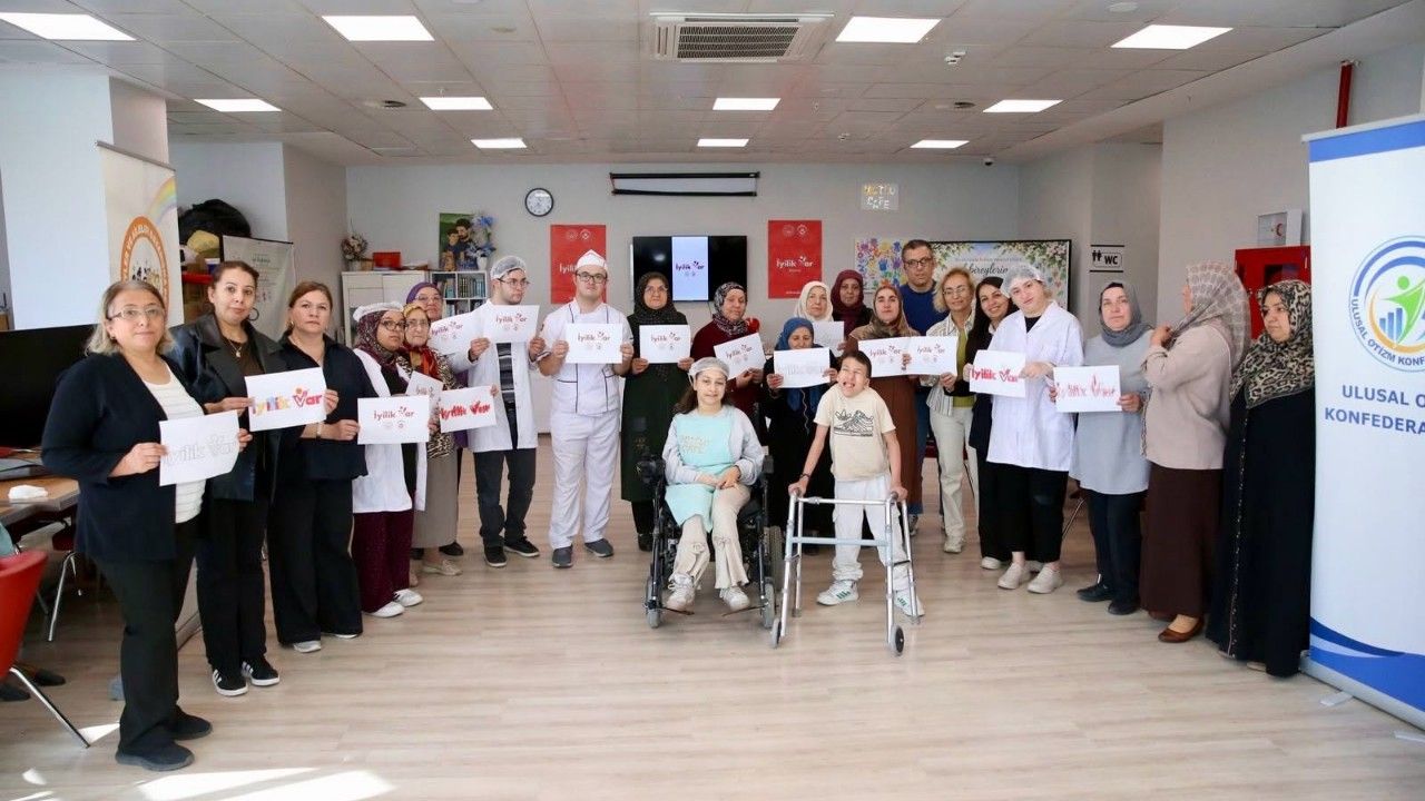 İyilik için pişirdiler, çocuklarla paylaştılar