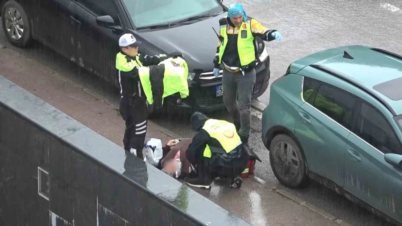 Polisin yaralı kadına yardımı yürekleri ısıttı