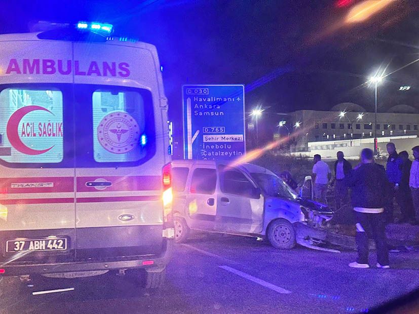Kuzeykent'te 2 araç çarpıştı!