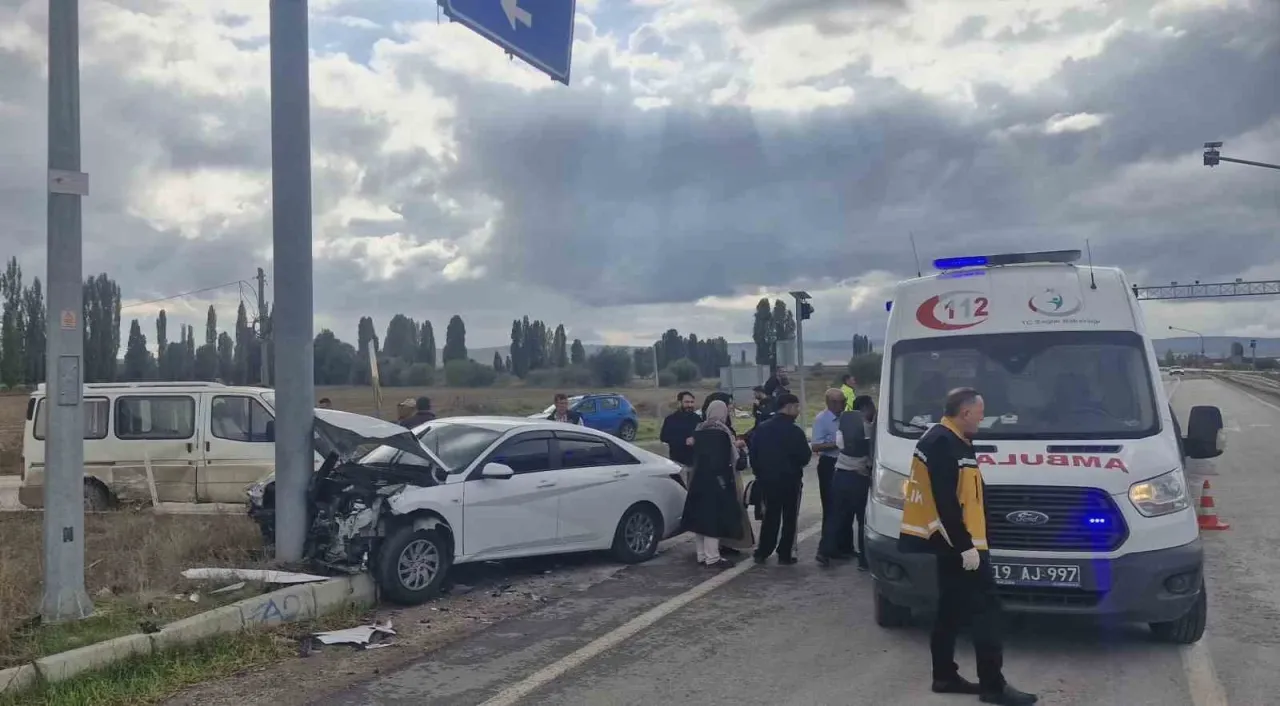 Minibüs otomobille çarpıştı: 6 yaralı