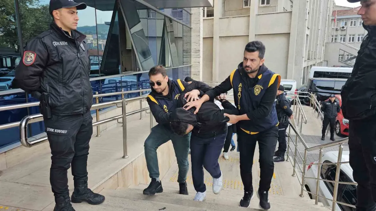 Düğün konvoyunda havaya ateş açan 3 şüpheli adliyede