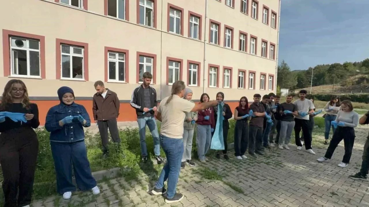 Kastamonu Üniversitesinde, öğrenci ve akademisyenler kampüsü temizledi