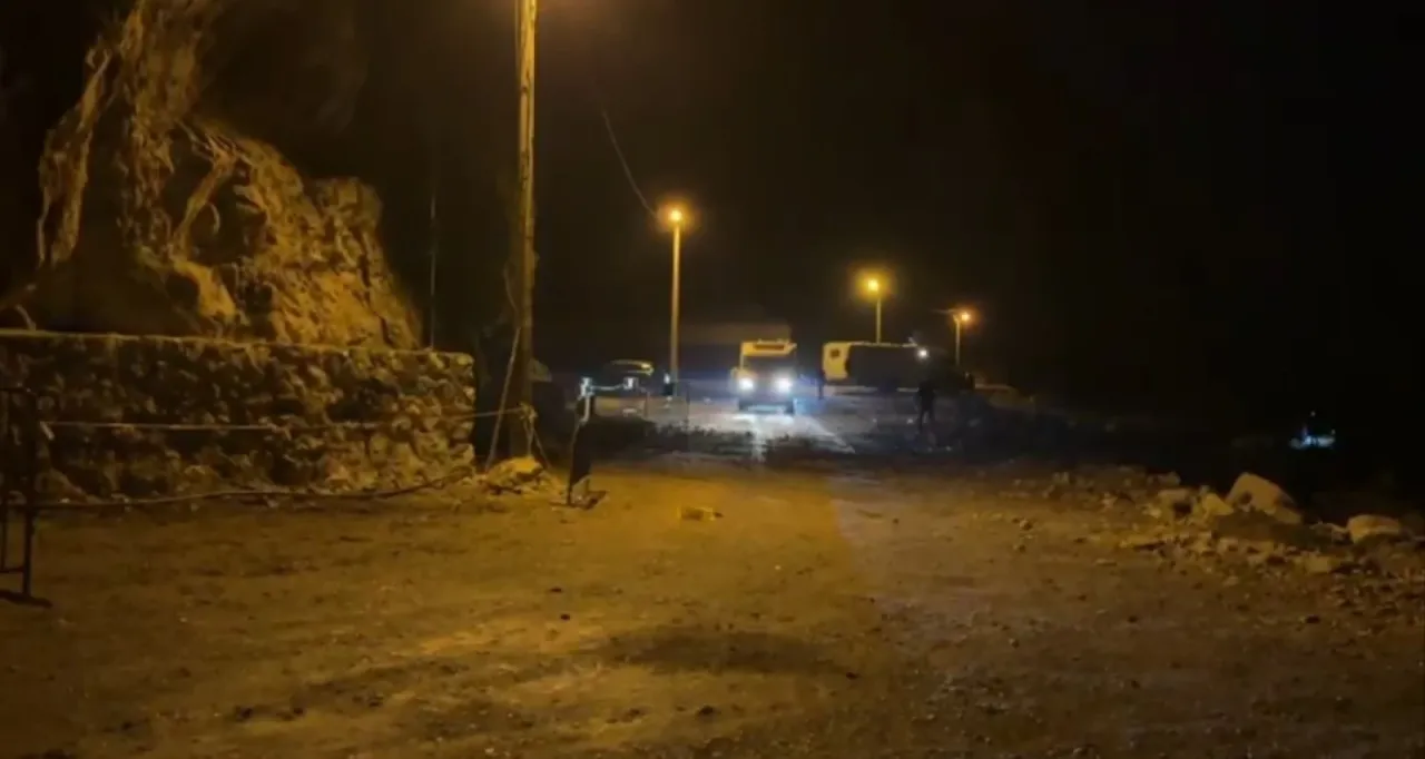 Kaya parçaları karavanların bulunduğu alana düştü
