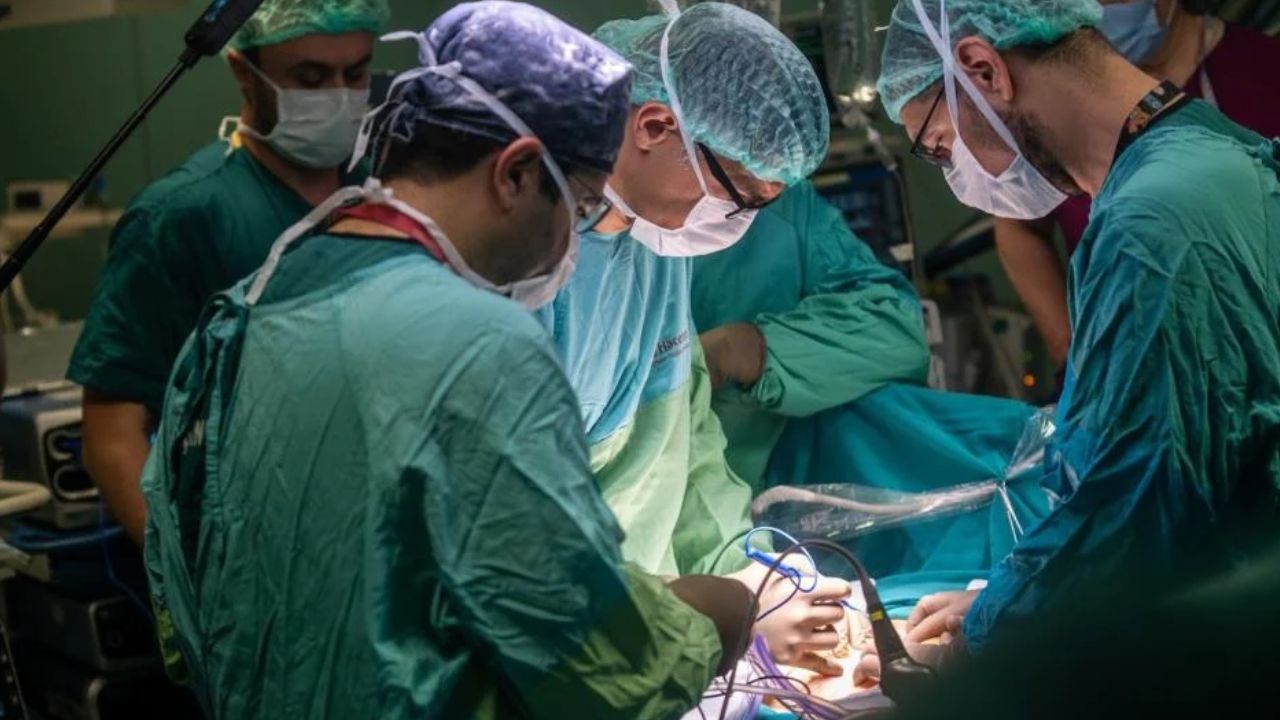 İki bebeğe, anne karnında ameliyat yapıldı