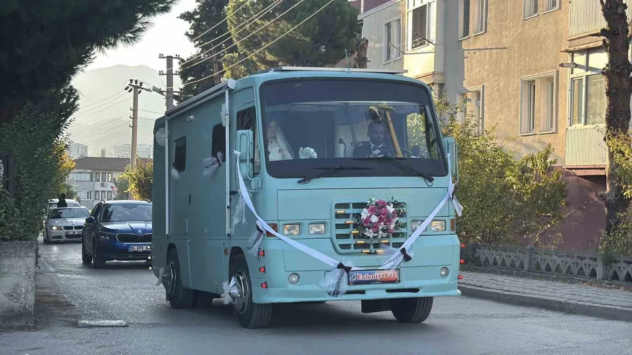 Eşinin hayali için 3 yıl uğraştı, düğününde gelin arabası yaptı