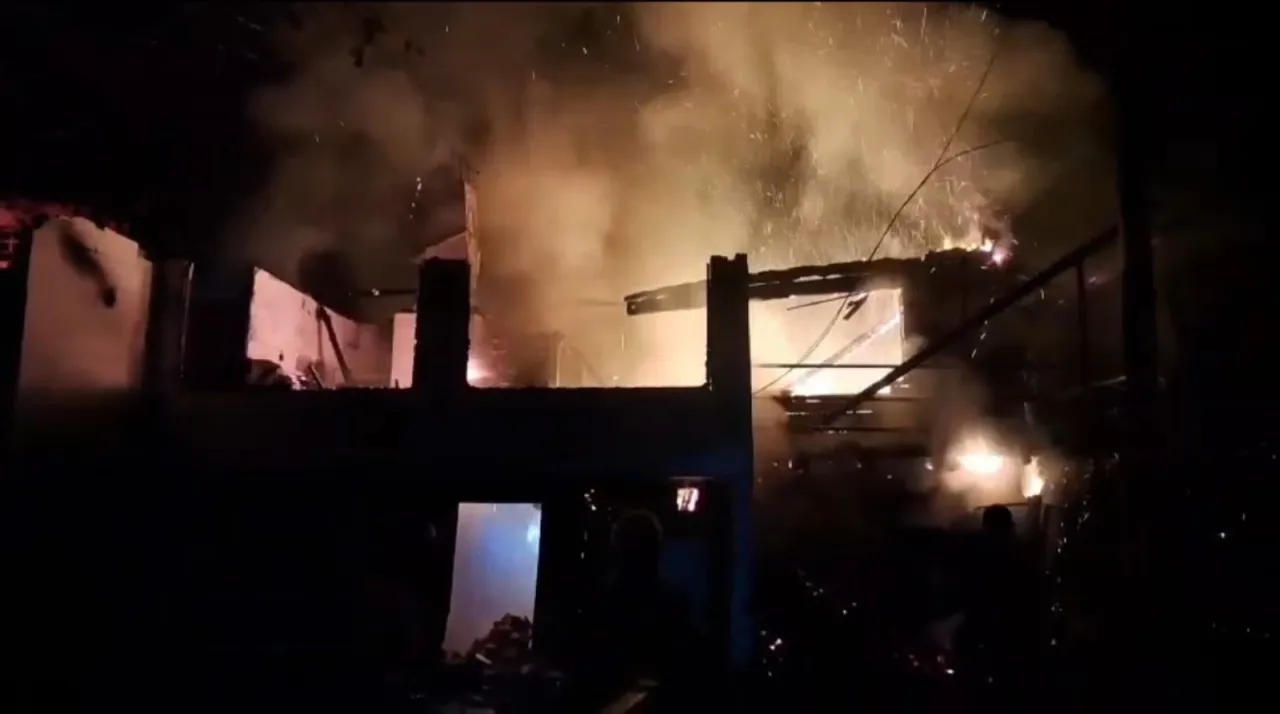 Ev alevlere teslim oldu, hayvanlar son anda kurtarıldı