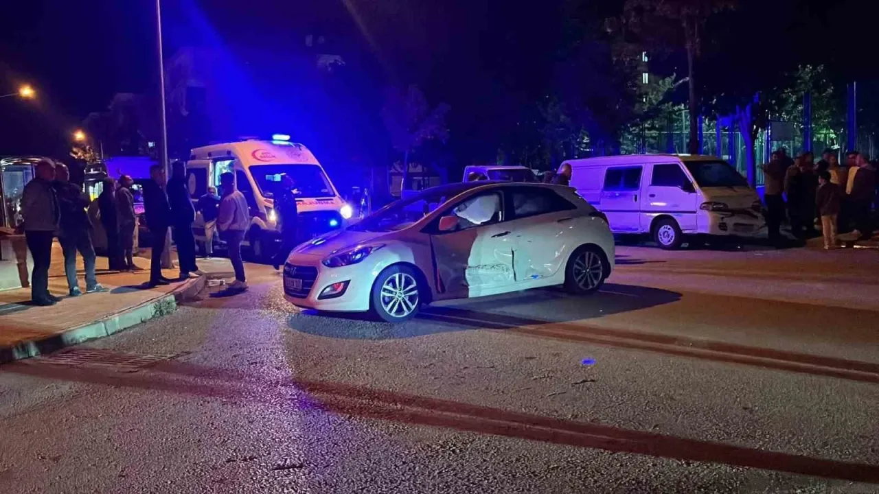 İki otomobil çarpıştı: 4 yaralı