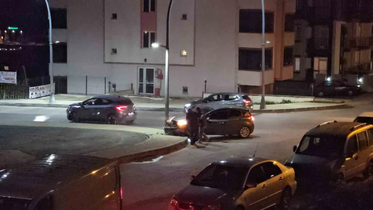 Kavşakta iki otomobil çarpıştı: 2 yaralı