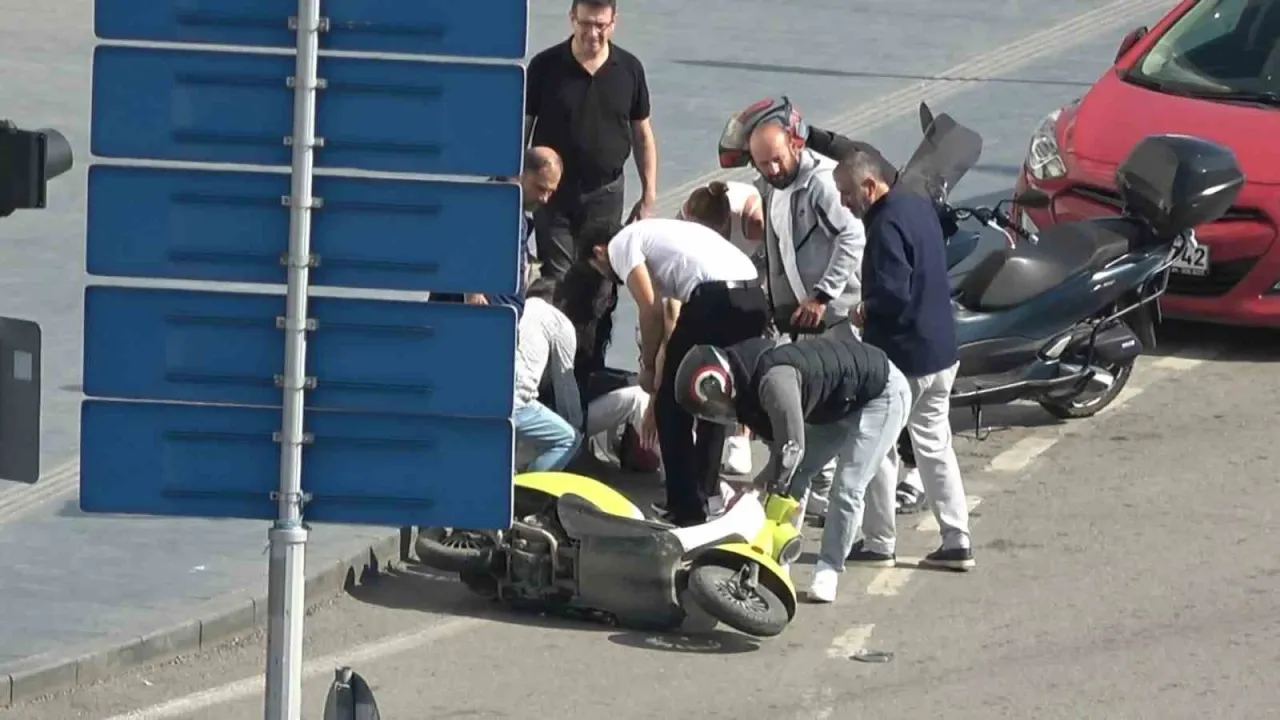 Motosiklet devrildi, sürücü ve yolcu yerde sürüklendi