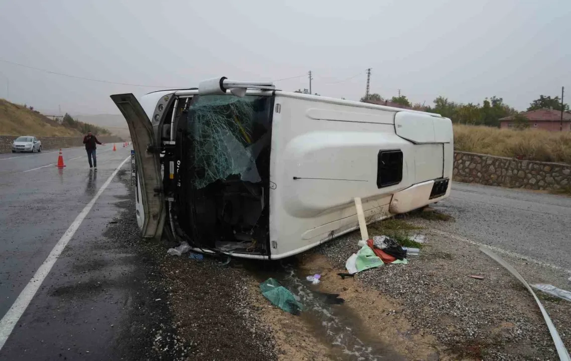 İşçi servisi devrildi: 1’i ağır 15 yaralı