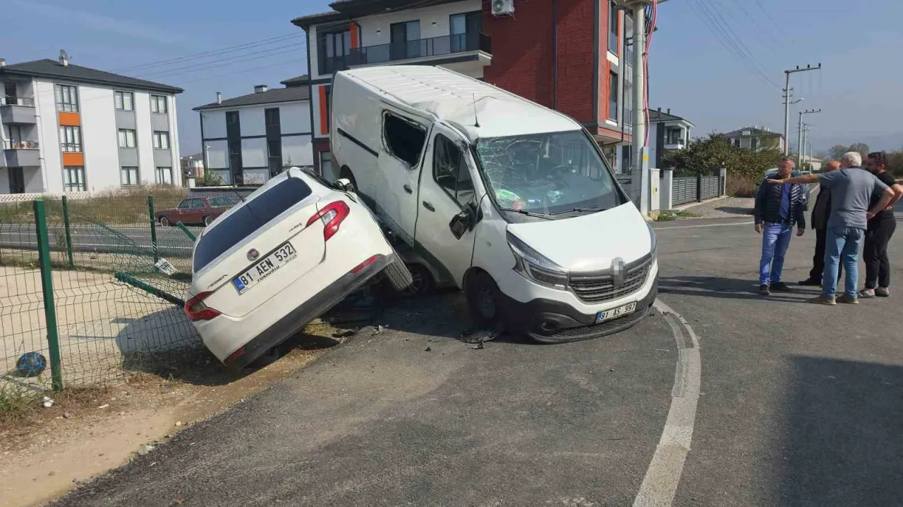 Otomobilin çarptığı minibüs park halindeki aracın üzerine çıktı: 3 yaralı
