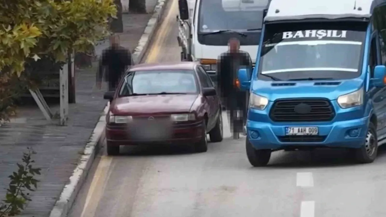 Direksiyonu yolcuya bırakıp yaya numarası yaptı