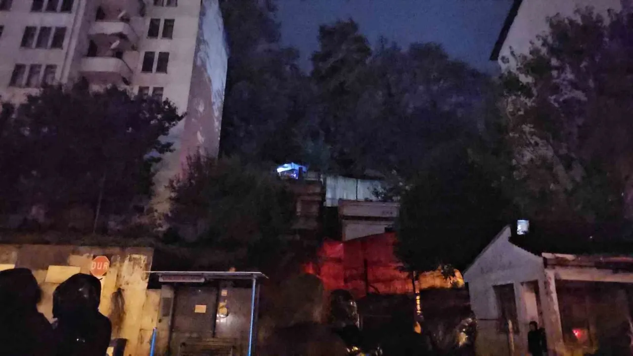 Heyelan park halindeki araçlara zarar verdi