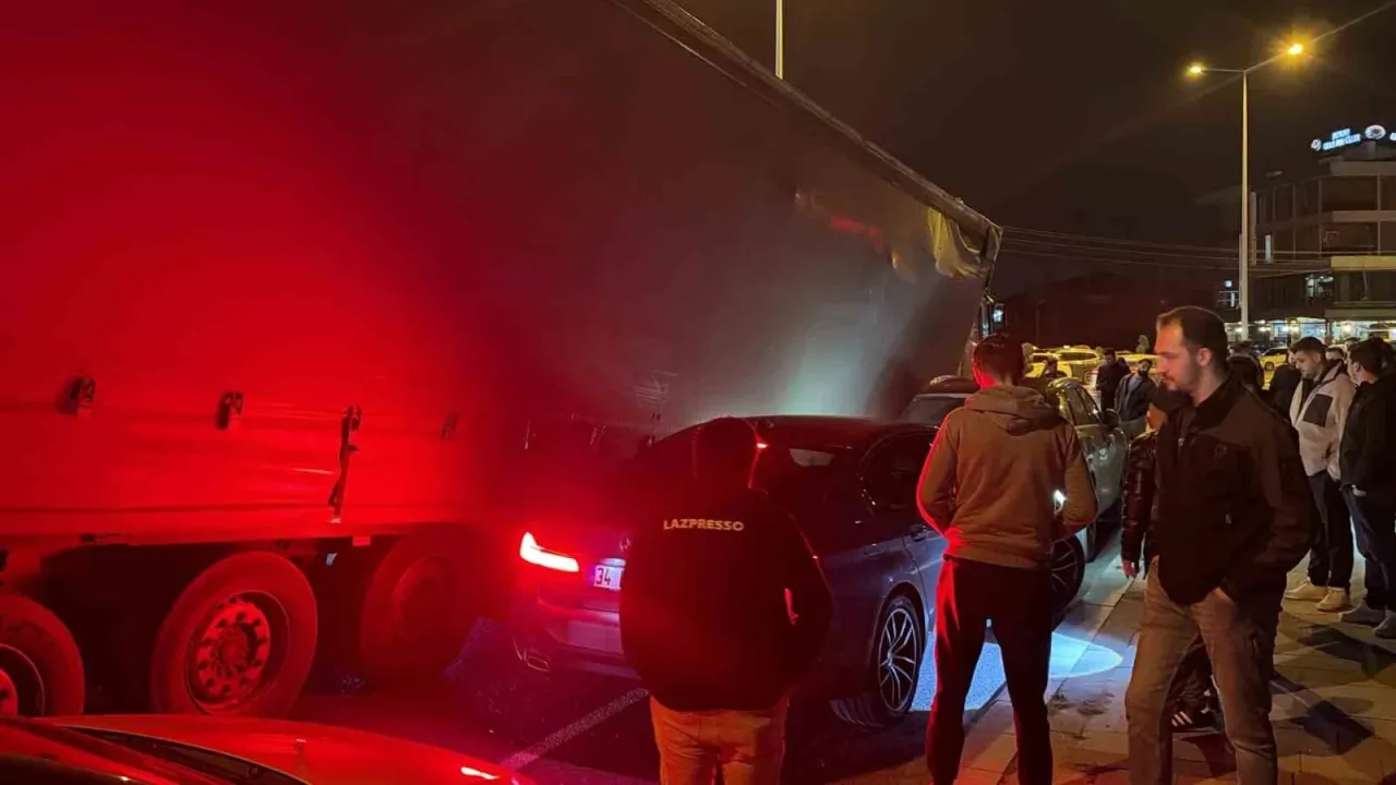 Tırın kafasından ayrılan dorse yola devrildi