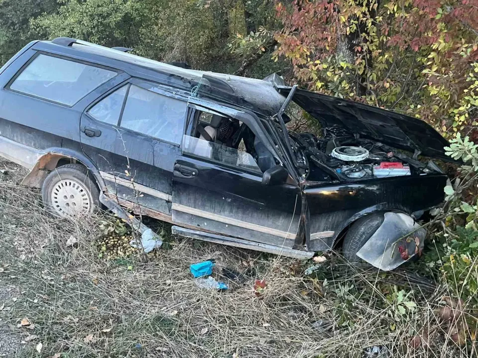 Ağaca çarpan otomobil hurdaya döndü