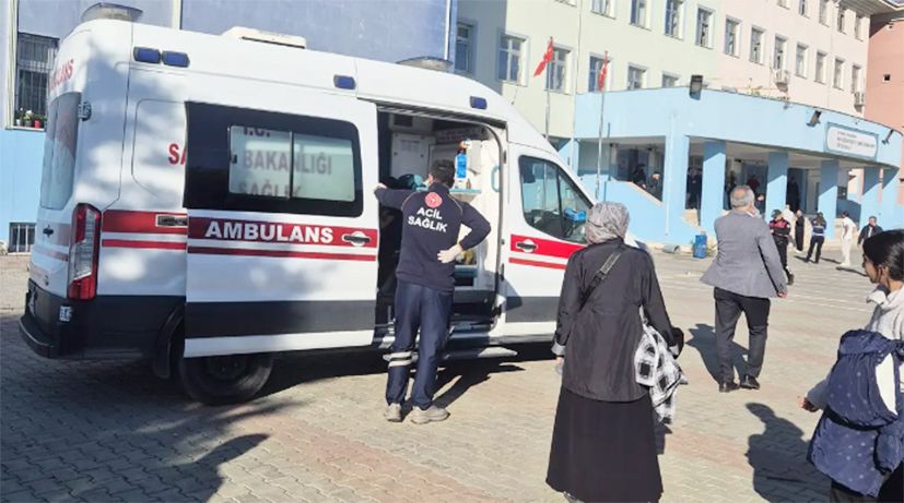 Ortaokulda bıçaklı saldırı: 15 yaşındaki kız, 8 çocuğu yaraladı!