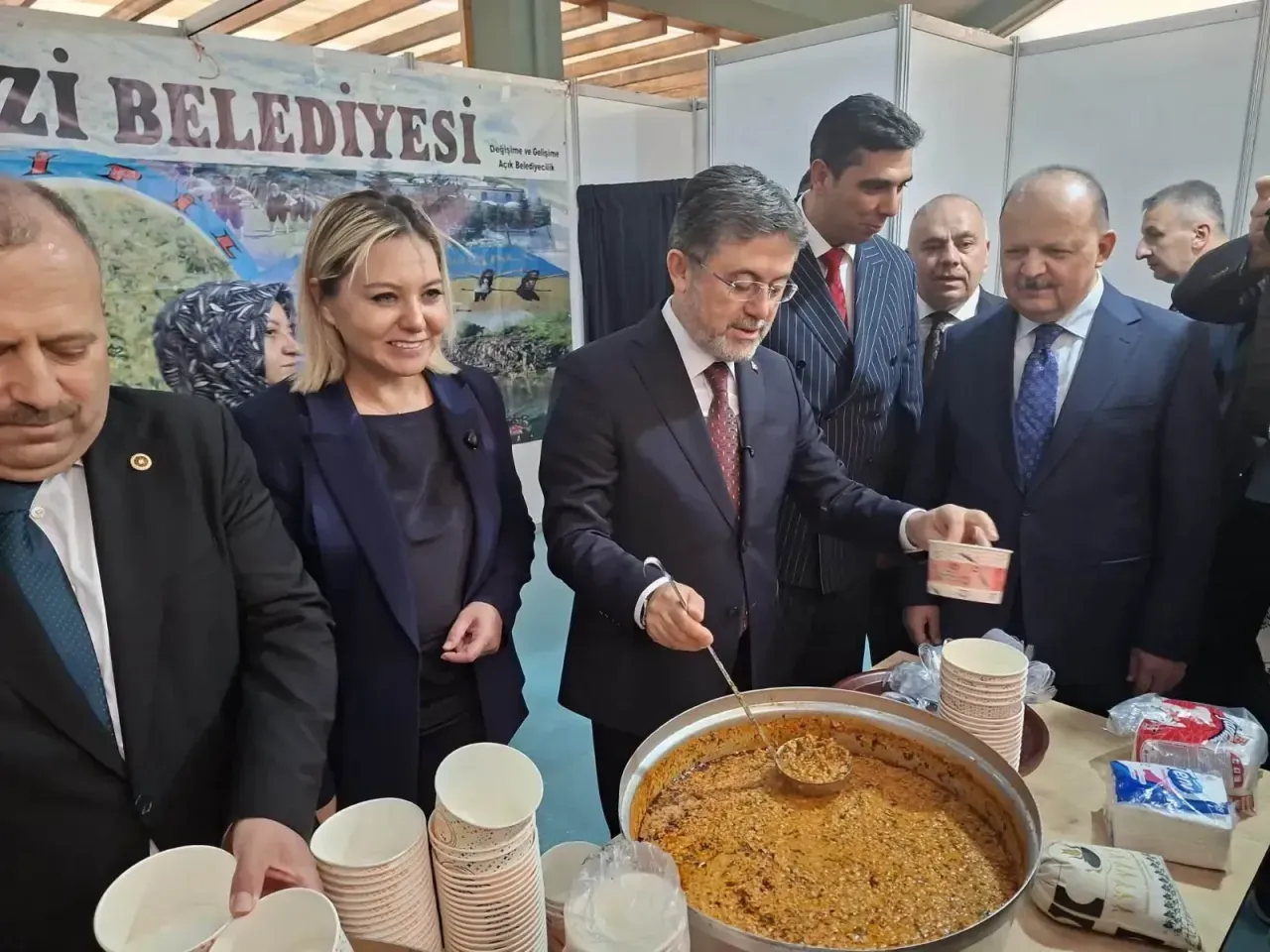 Kastamonulu Bakan kepçeyi eline aldı!