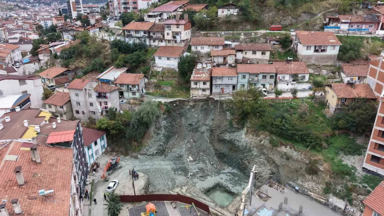 İnşaat alanının yanındaki yol çöktü, iki katlı apartman boşaltıldı